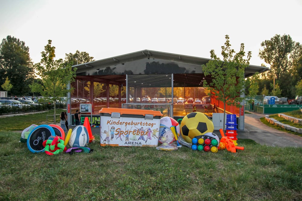 Die Spielebox für den Kindergeburtstag mit Reaktionsball, Stelzen und Schwungtuch